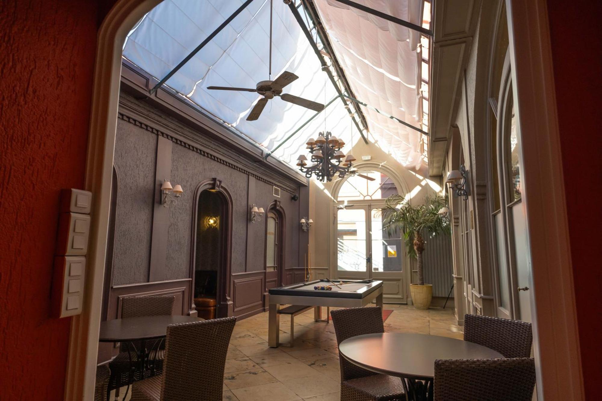 Logis Hotel De Bourgogne - Macon Bagian luar foto